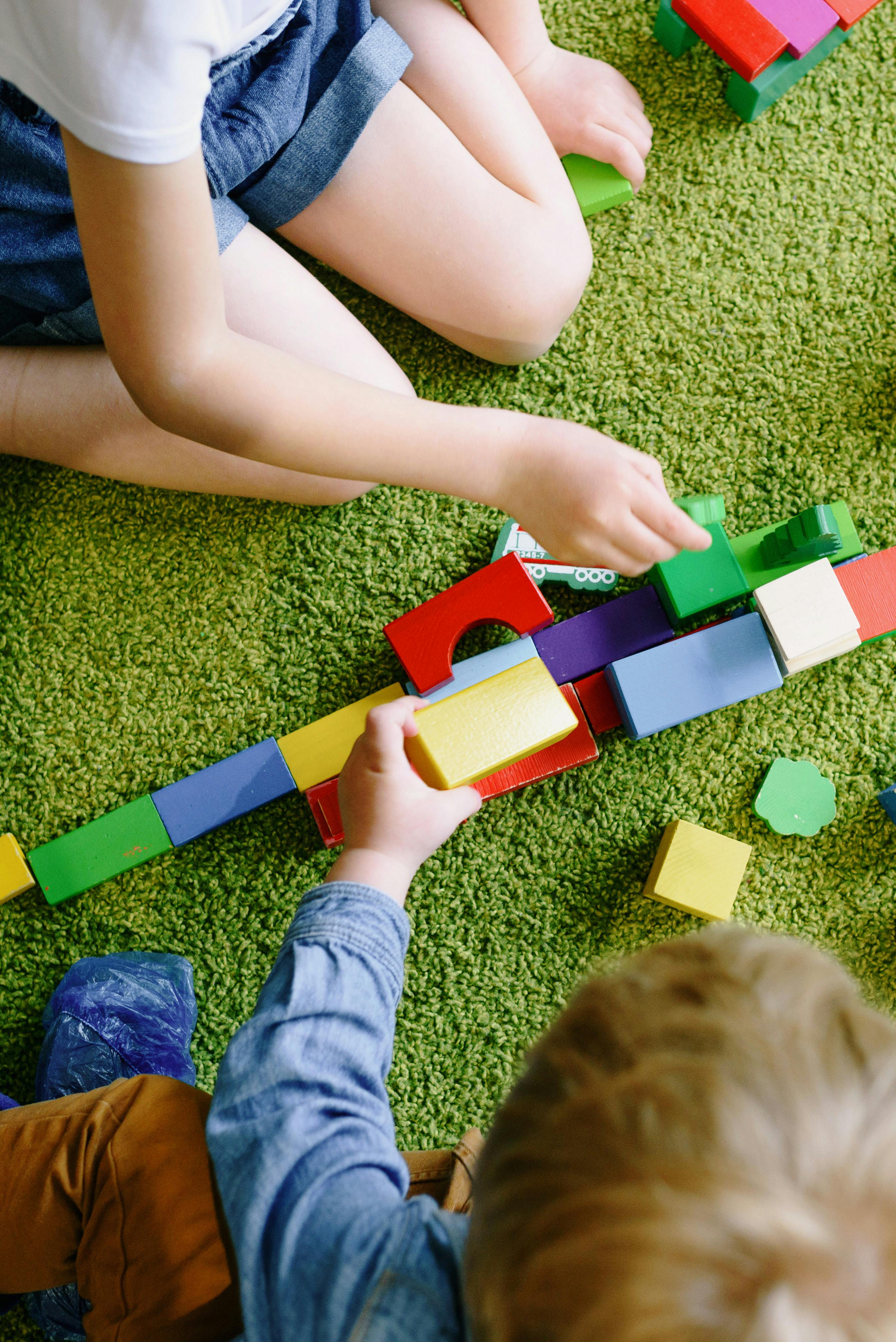 Crianças brincando com blocos educativos